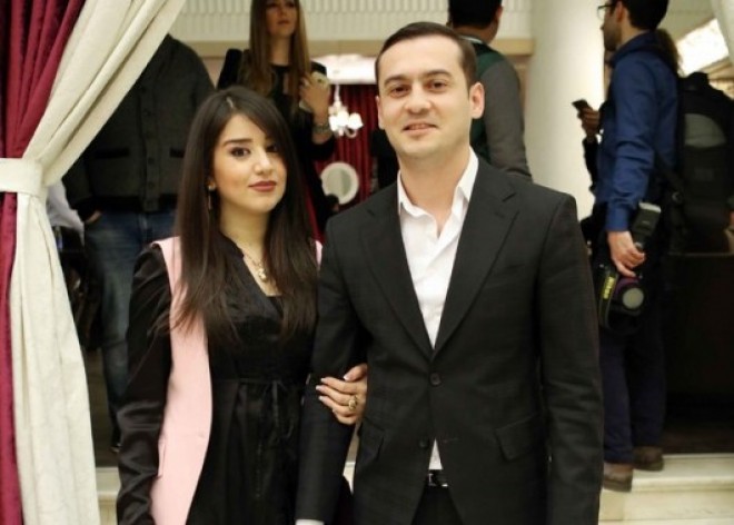 Müğənninin qızlarının son halı - foto