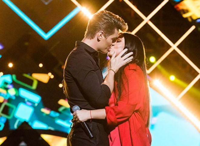 Duet oxuyan cütlük səhnədə öpüşdü - video