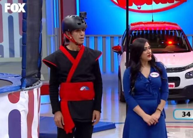 Azərbaycanlı aktrisa&nbsp;əri ilə maşın üçün yarışdı - video