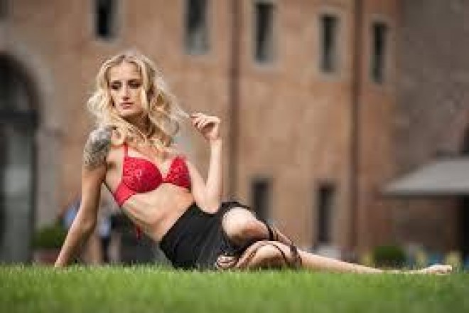 Model iki oğlanla eyni yataqda - foto