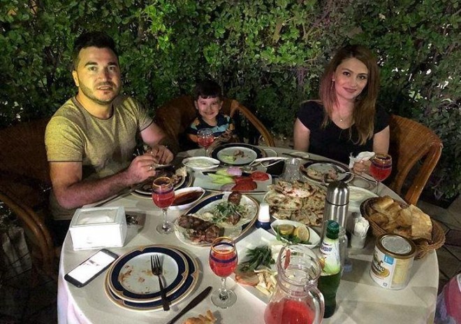 Müğənni xanımı ilə şam yeməyində