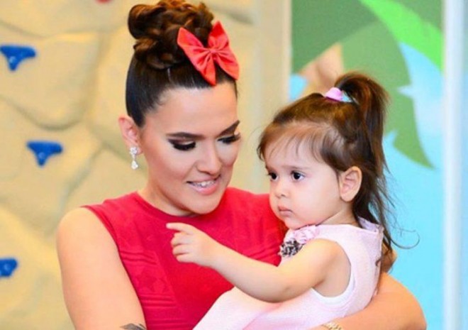  Demet Akalın qızı ilə ev axtarır 