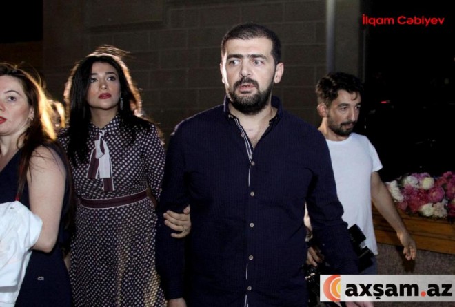 Müğənni&nbsp;həyat yoldaşı ilə konsertdə - foto