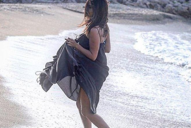 Müğənni&nbsp;paltarının ətəyini qaldırdı - foto