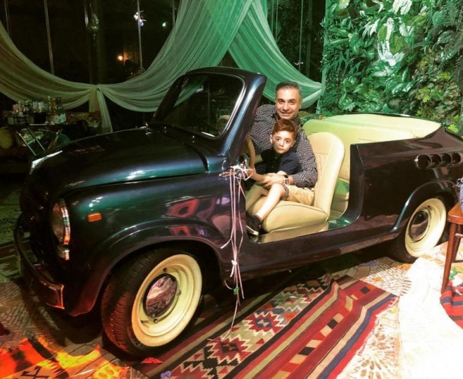 Müğənninin oğlu ilə avtomobildə