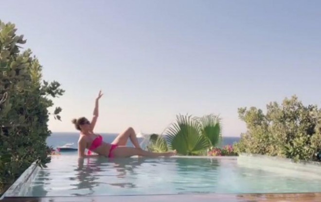 “Eurovision 2011” qalibi hovuzda poz verdi - foto+video