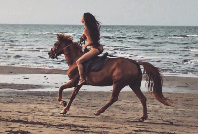 Model Aysel Manafova at çaparkən - foto