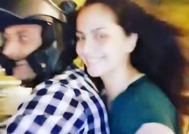 Müğənni&nbsp; əri ilə motosiklet sürdü - video