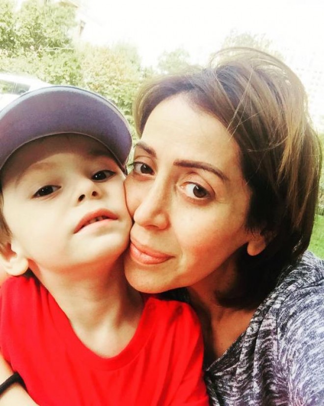 Müğənni oğlu ilə bazar gəzintisinə çıxdı