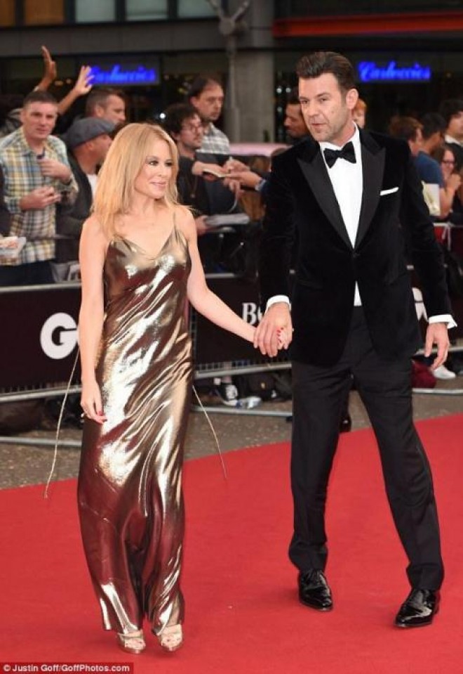 Avstraliyalı müğənni 7 yaş kiçik sevgilisi ilə - foto