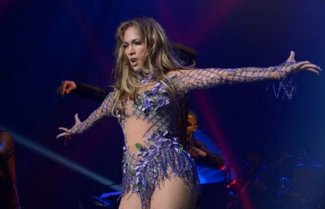 Cennifer Lopez səhnədə yıxıldı - video