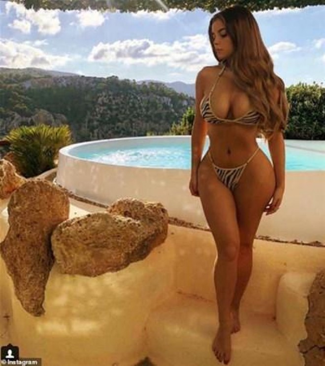 Model bikinidə hamını heyran qoydu - foto