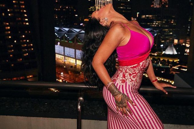 Rihanna görüşə açıq-saçıq geyimdə gəldi - foto