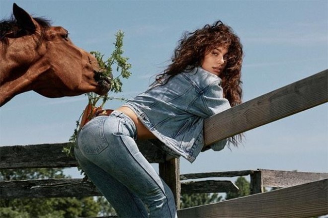 Model bikinidə fotosessiya etdirdi