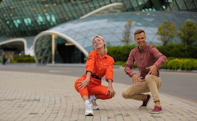 Rusiyalı aparıcı Azərbaycanda veriliş çəkir - foto