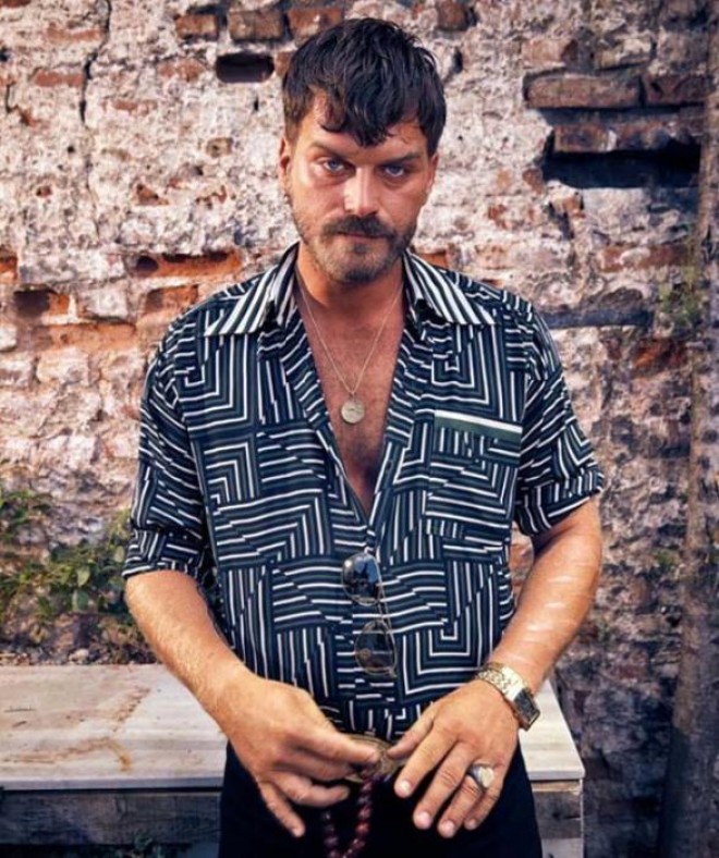 Kıvanç Tatlıtuğ fərqli obrazda - foto