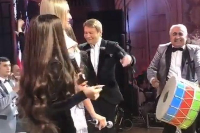 &nbsp;"Aman bu qızların əlindən" mahnısı Xalq artistini oynatdı - video