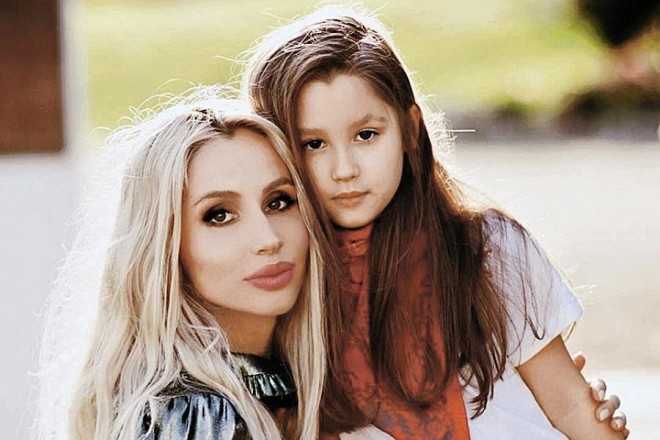 Müğənni ilk dəfə&nbsp;balaca qızını göstərdi - foto