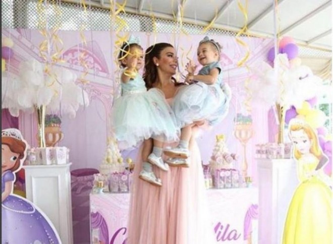 Model əkiz qızlarına ad günü keçirdi - foto