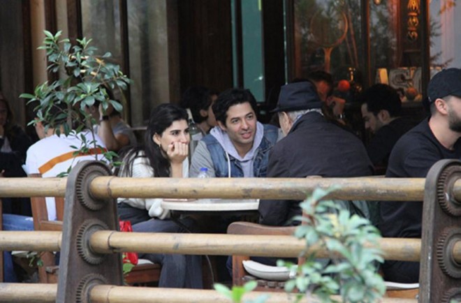 Yeni ailə quran aktyorlar restoranda - foto