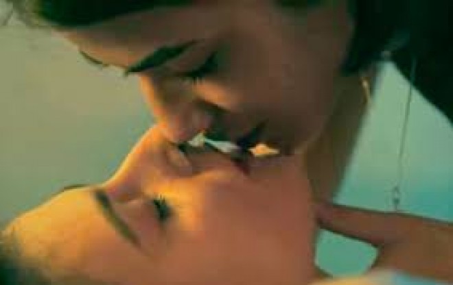 Albina&nbsp;“Tək sən” oxudu və həmcinsi ilə öpüşdü - video