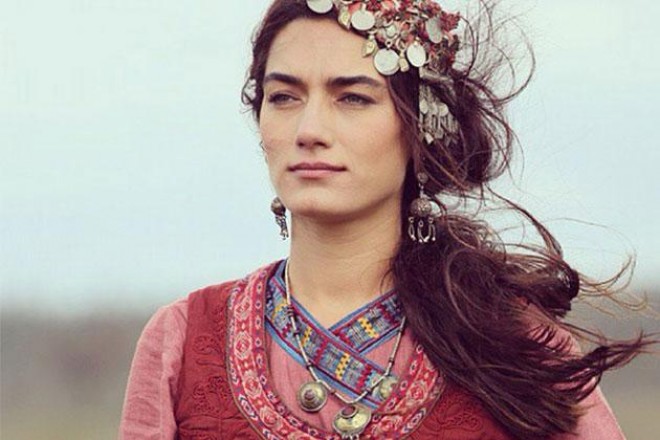 Model-aktrisa müğənniliyə başlayır