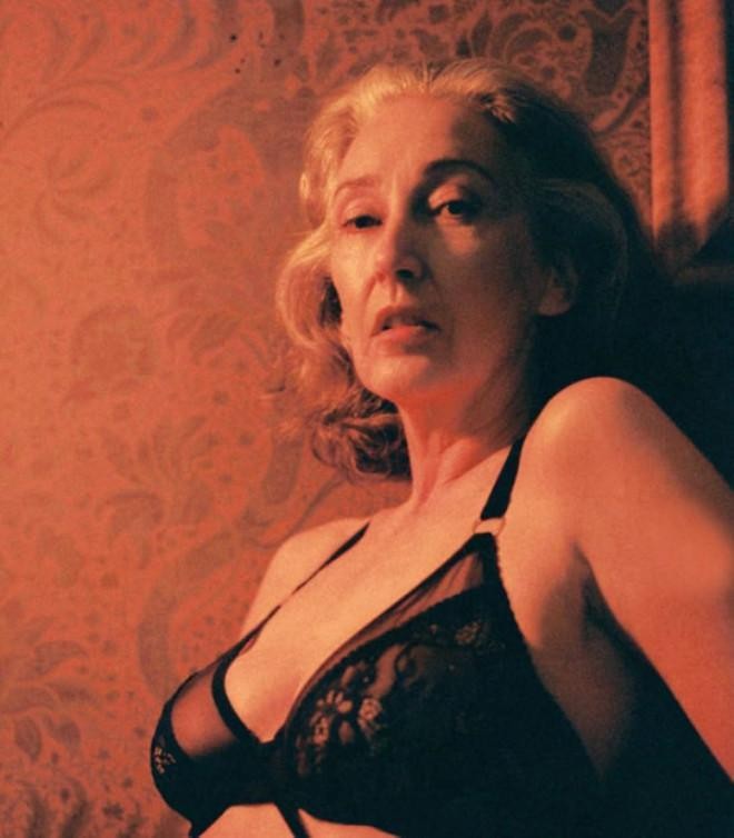 Yaşlı model gənc qızlara meydan oxudu - foto