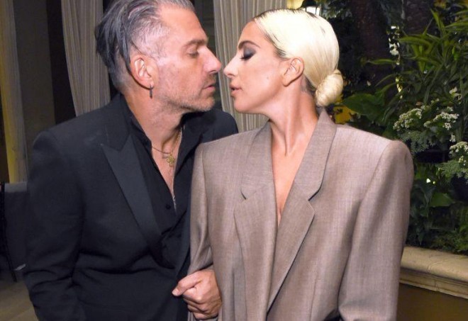 Ledi Qaqa sevgilisi ilə nişanlandı - foto