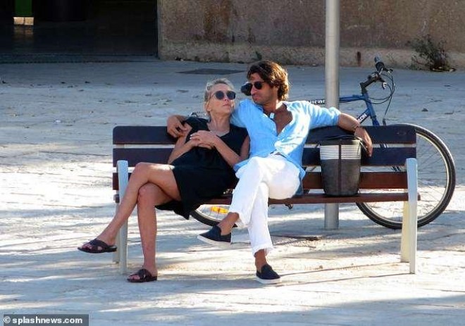 Hollivud ulduzu sevgilisi ilə istirahətə getdi - foto