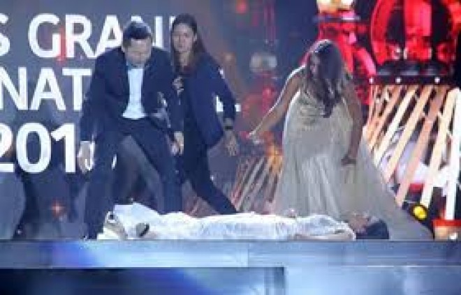 &nbsp;Paraqvaylı model səhnədə&nbsp;özündən getdi - video