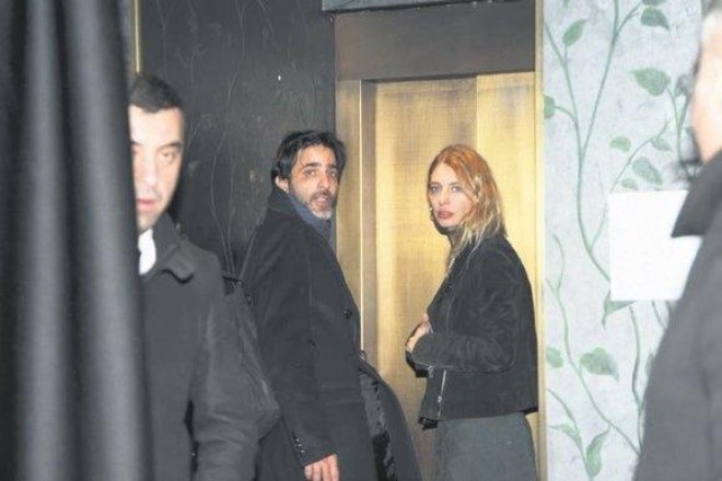 Aktrisa-model yeriməkdə çətinlik çəkdi&nbsp;