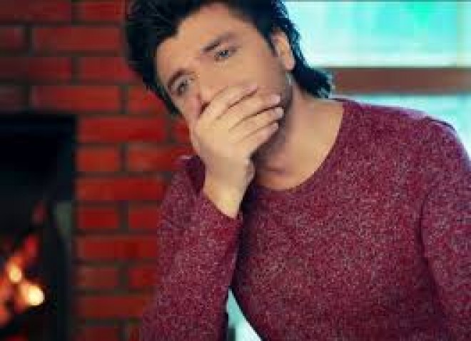 Müğənni şalvara görə satıcını döydü