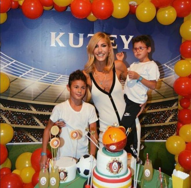 Model oğluna doğum günü keçirdi