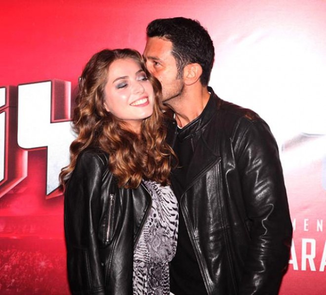 Müğənni sevgilisini tədbirdə öpdü