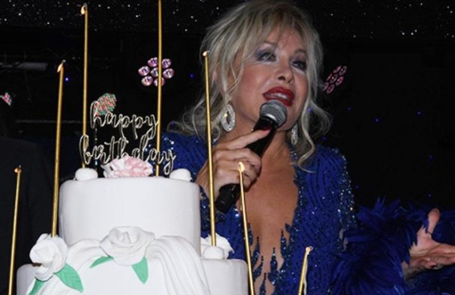 Emel Sayın 73 yaşında səhnəyə çıxdı