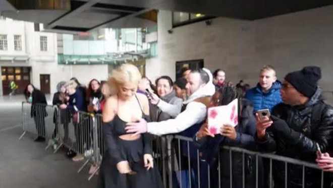 Heyranı müğənniyə "əl" atdı