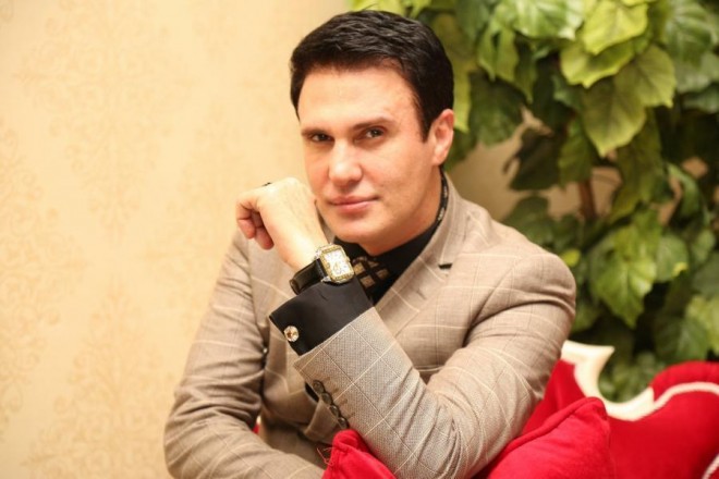 Nadir Qafarzadə qızların "hücumuna" məruz qalır