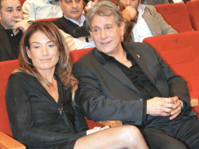 Müğənni 25 yaş kiçik xanımını döydü