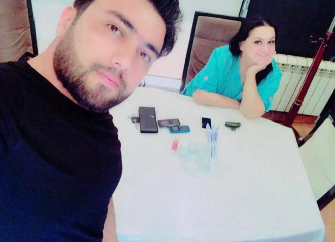 Əməkdar artist ərindən ayrılmadı