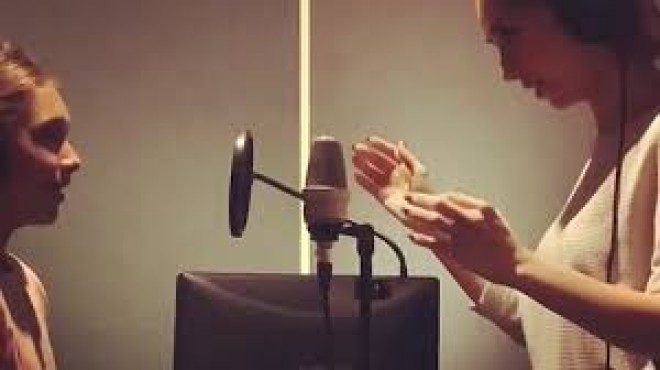 Manananın qızı ilə Yeni il dueti - video