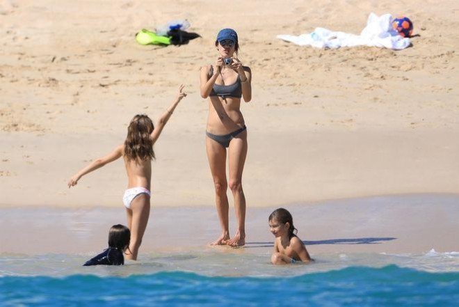 Model uşaqları ilə Meksikada dincəlir - foto