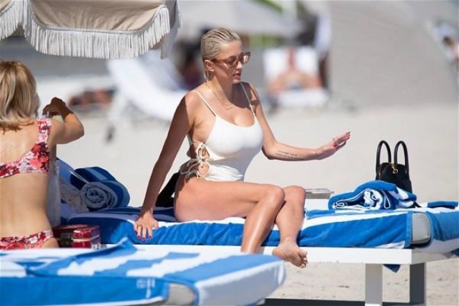 Müğənni Mayami sahillərində - foto