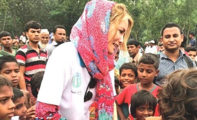 Aktrisa ilk dəfə başını bağladı - foto