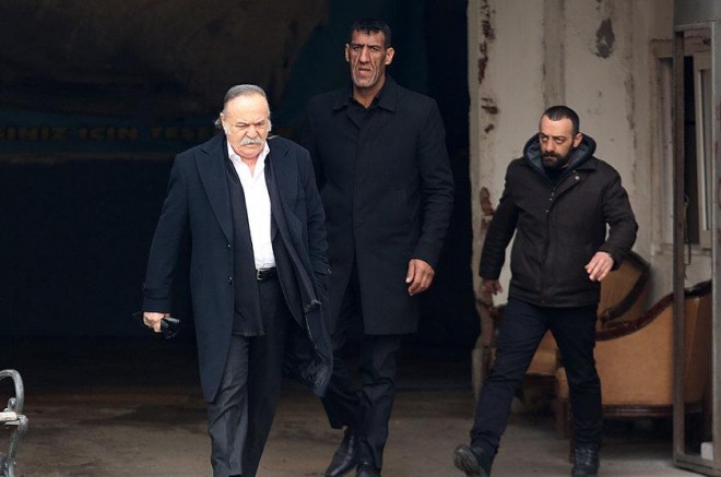 Aktyor küçədə simit satır - foto