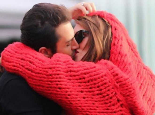 Seren həyat yoldaşı ilə dodaq-dodağa