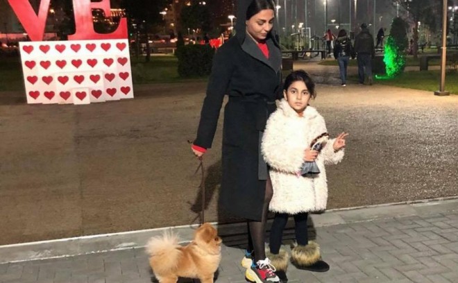 Gülay Zeynallı qızı ilə gecə gəzintisində - foto