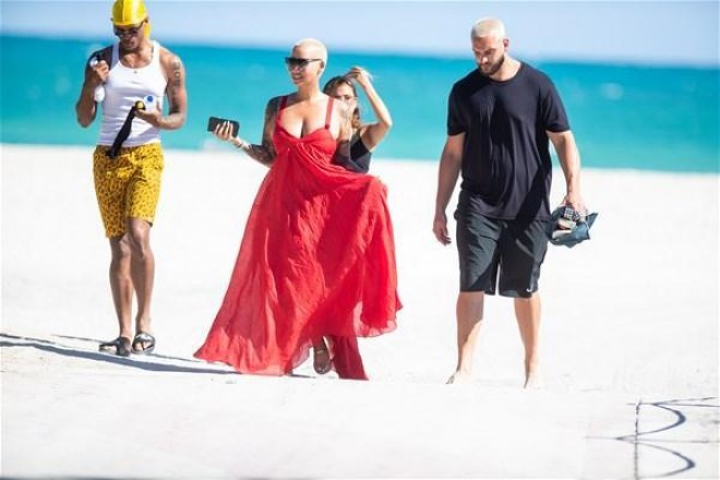 Müğənni günəş vannası qəbul etdi - foto