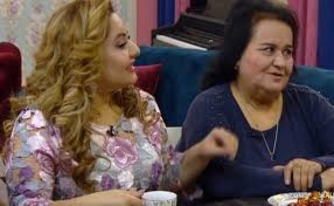 İki anası olan aktrisa atasına "dayı" deyir