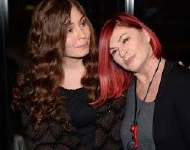 Müğənni qızı ilə restorandan qovuldu