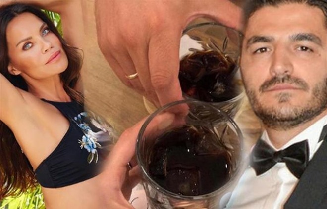 Keçmiş model gülümsəyərək poz verdi